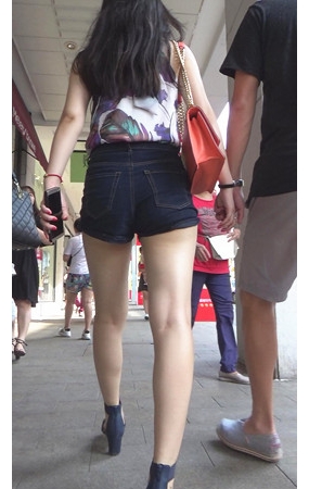 热裤妹子
