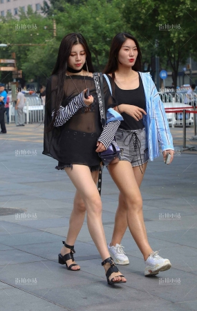 街拍青春美女姐妹