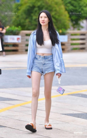 热裤拖鞋美女 23-04-19-57