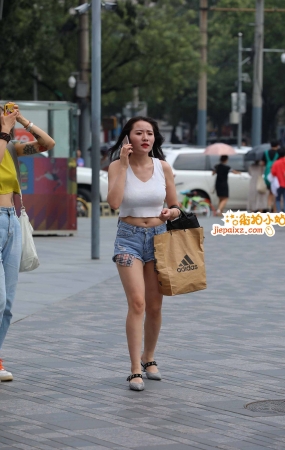 街拍热裤美眉