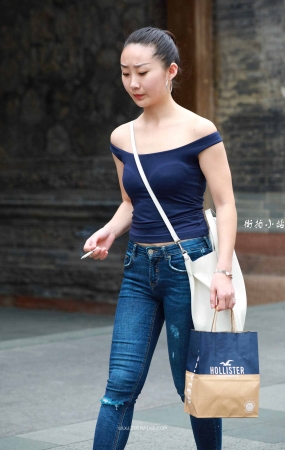 街拍紧身牛仔美眉