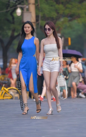 两个长腿美女