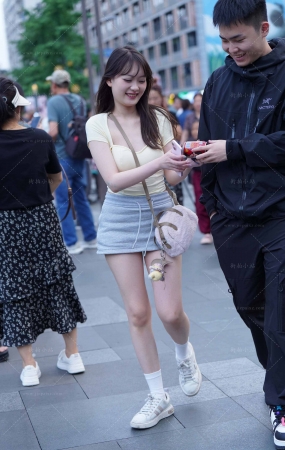 开朗，笑容甜美的小女友