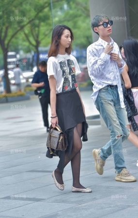 街拍黑丝小姐姐