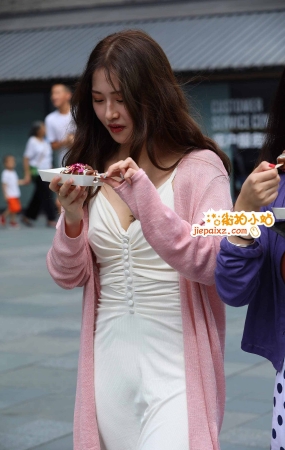 低胸靓妹