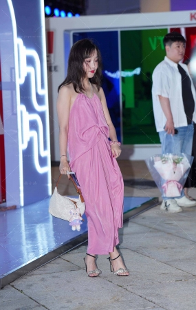 性感大露背裙美女