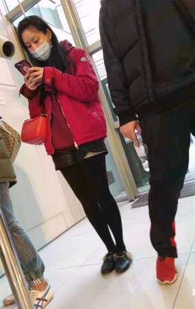 黑色打底丝袜短裤长腿美眉