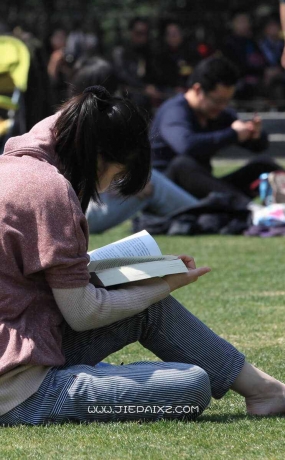 清纯女生草地上的阅读时光