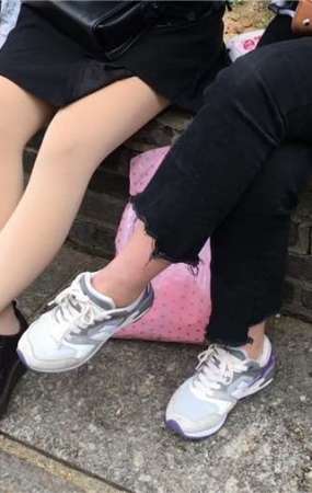 极品丝袜美腿美眉花坛边跟姐妹闲聊