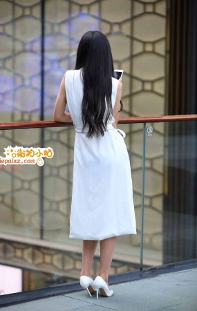 街拍白裙、白高跟气质美眉
