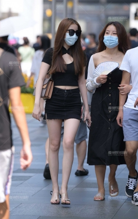 美腿口罩小姐姐
