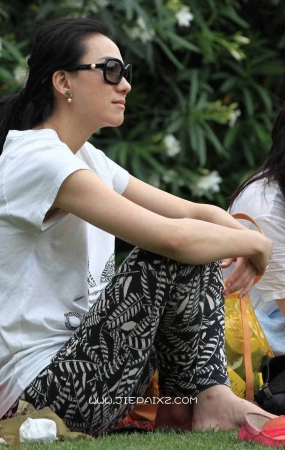 墨镜知性成熟美女