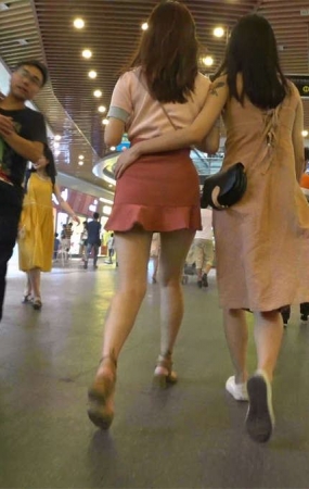 跟拍高跟白腿粉色超短裙性感漂亮美女