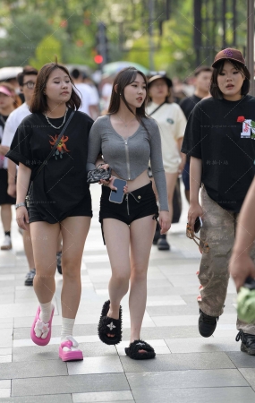 街拍白皙的美腿短牛美眉