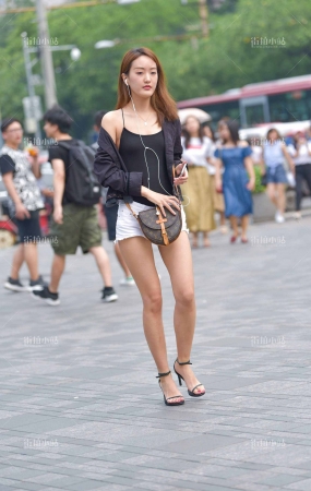 街拍热裤小姐姐