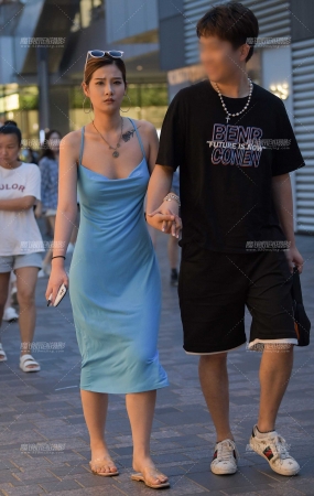 夜幕下的蓝色垂裙美女