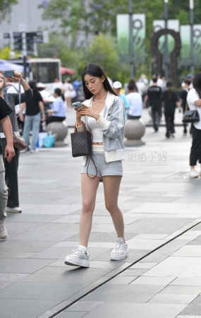 街拍喜欢穿R丝的长腿美眉