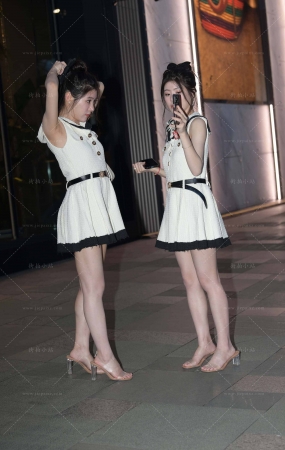 肤白貌美双胞胎姐妹