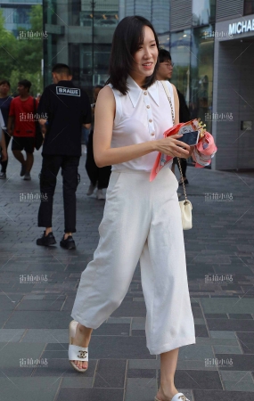 街拍宽松白衣白裤美女姐姐