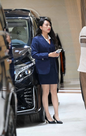 制服装美女销售