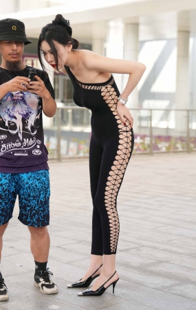 紧身连体衣裤美女