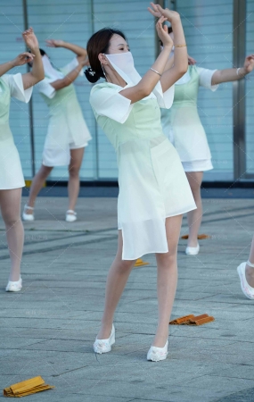 高端会所美女技师集体超薄肉丝舞动