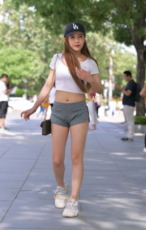 一个抽烟的漂亮姐姐