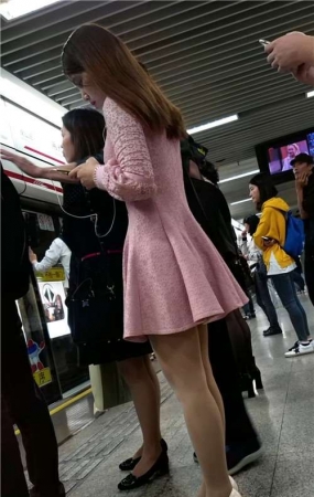 粉色连衣裙，丝袜美腿高跟美女