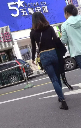 街拍紧身牛仔裤美女，个顶个的紧
