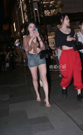 夜拍牛仔短裙大长腿美女