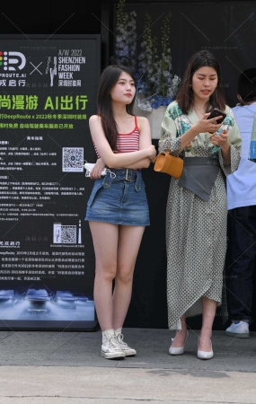 抓拍小清新风，牛仔短裙小仙女