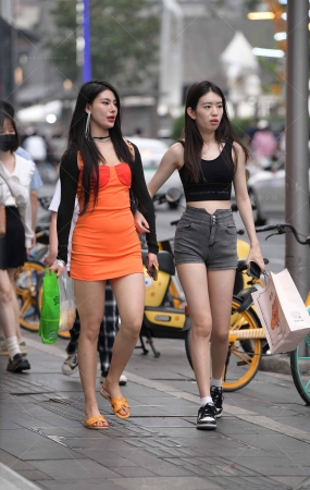街拍灰色热裤美腿小姐姐