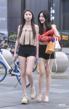 短裤闺蜜美女 22-06-02-68