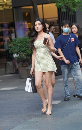 吊带裙小姐姐