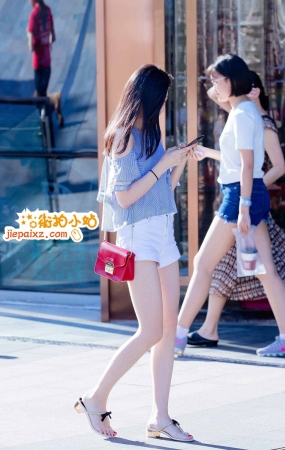 街拍白色短裤小姐姐
