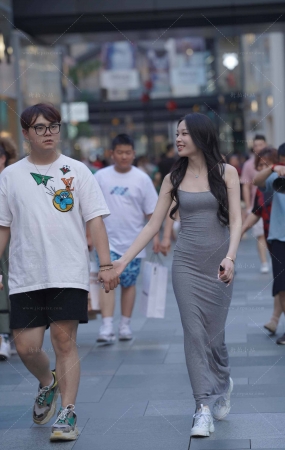街拍灰色长裙美眉