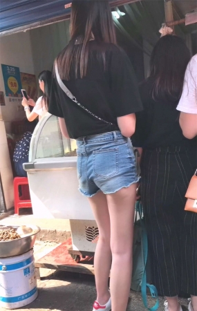 牛仔短裤大长腿美女