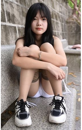 白色短裤女孩【套图+视频】