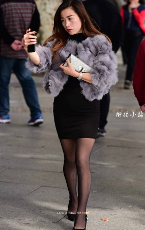街拍成熟的包臀裙黑丝气质美女