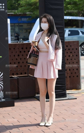 白皙美腿百褶裙美女