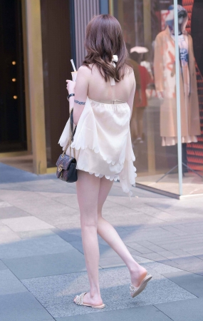 穿着清凉雪白女神美女