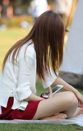 红色短裙丝袜美眉