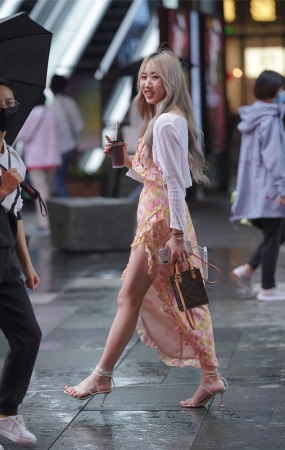 花色长裙美腿