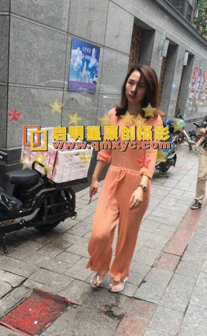 迎面走来的美丽少妇