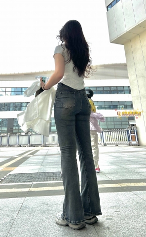 身材高挑的紧牛长腿高傲美女