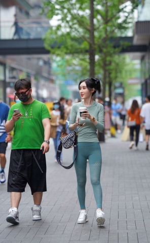 漂亮的瑜伽紧身裤美女