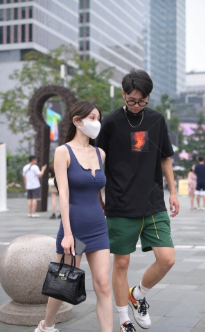 街拍深蓝色包臀短裙女盆友