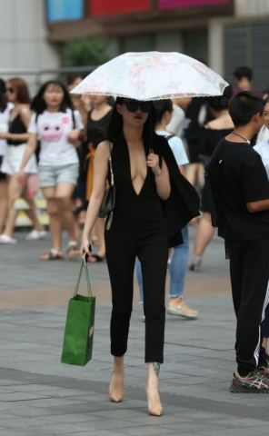 撑雨伞美女性感妩媚