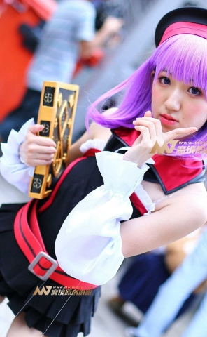 手捧魔法书的少女cosplay